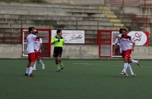Tuzzato (a sinistra) si complimenta con il festante Savino (a destra) per il gol al Caulonia