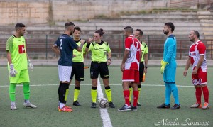 La signorina Frazza di Schio, arbitro dell'incontro, con i due capitani