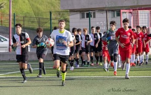 Squadre in campo precedute dal signor Cosso di Reggio Calabria