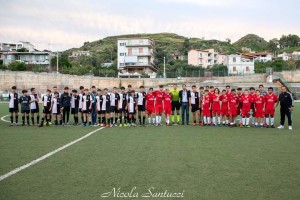 Foto ricordo a fine partita insieme al direttore di gara