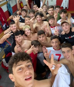 Selfie celebrativo della Under 17 biancorossa dopo il successo sulla Pro Cosenza