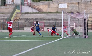 Il pallone danza vicinissimo alla linea di porta...