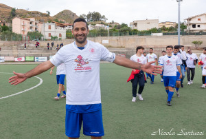 Il capitano esibisce la maglia "celebrativa"